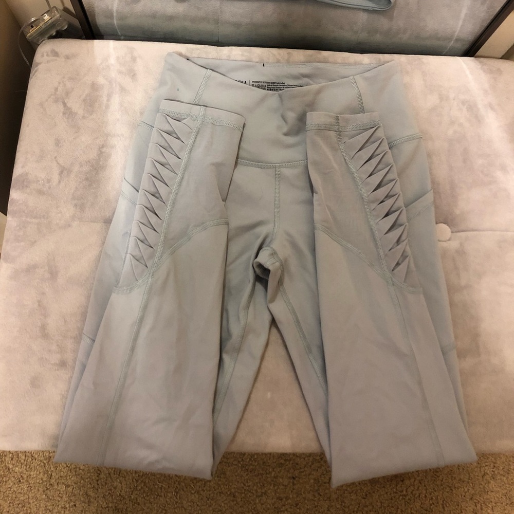 Victoria’s sport light gray leggings